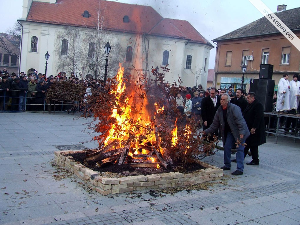 Paljenje badnjaka na glavnoj ulici - Vesti iz Sombora - SOinfo.org ...